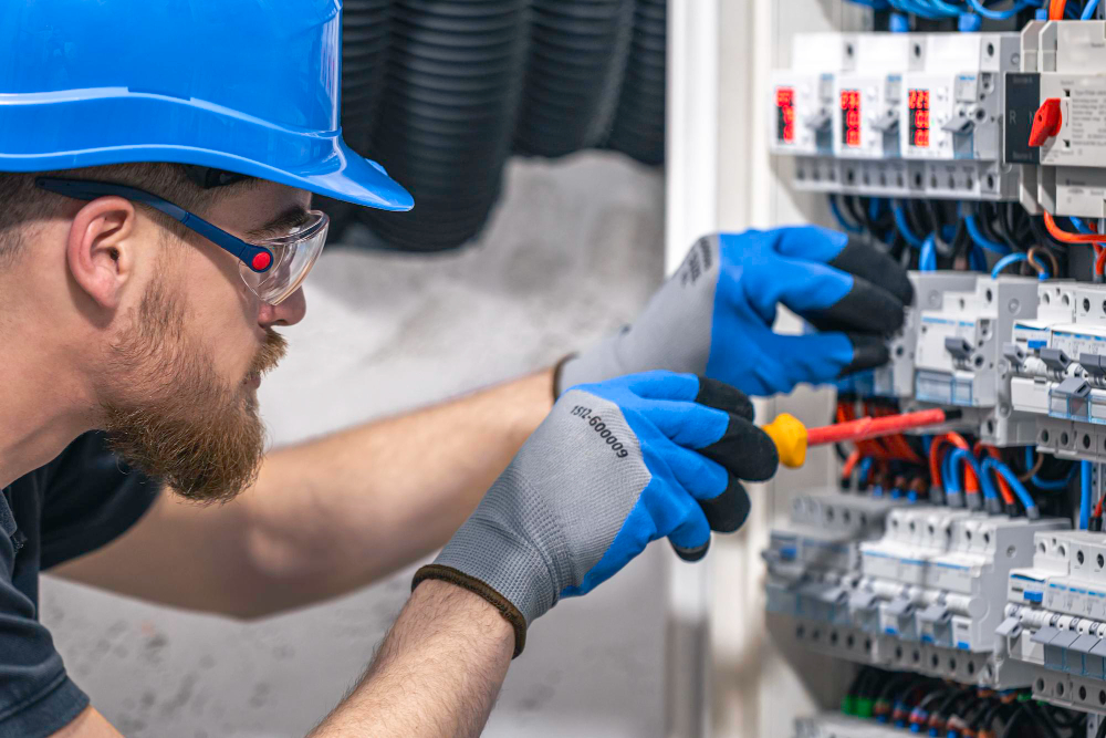 Comparativo: EPIs para Eletricistas vs Outras Profissões de Risco